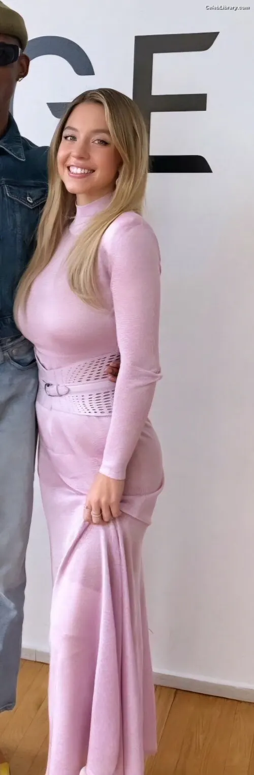 Sydney Sweeney photo 22 of 12030
