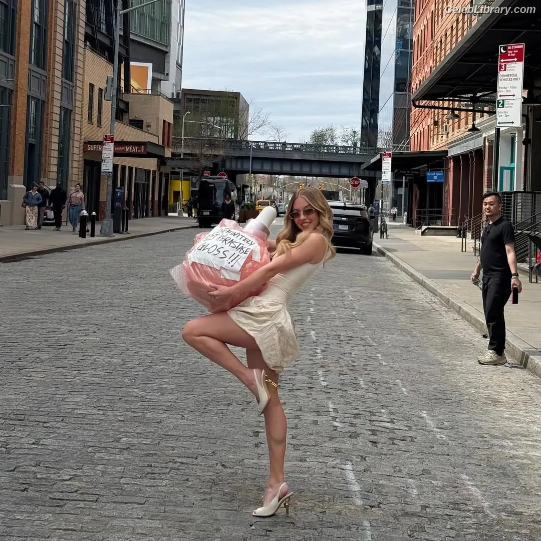 Sydney Sweeney photo 5 of 12030