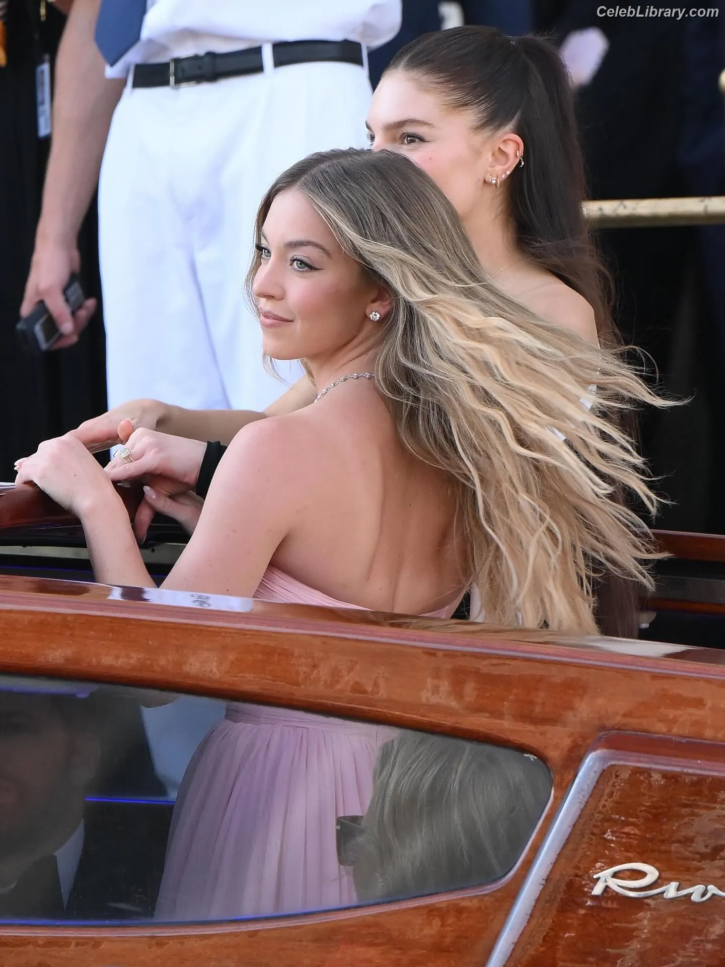 Sydney Sweeney photo 24 of 12030