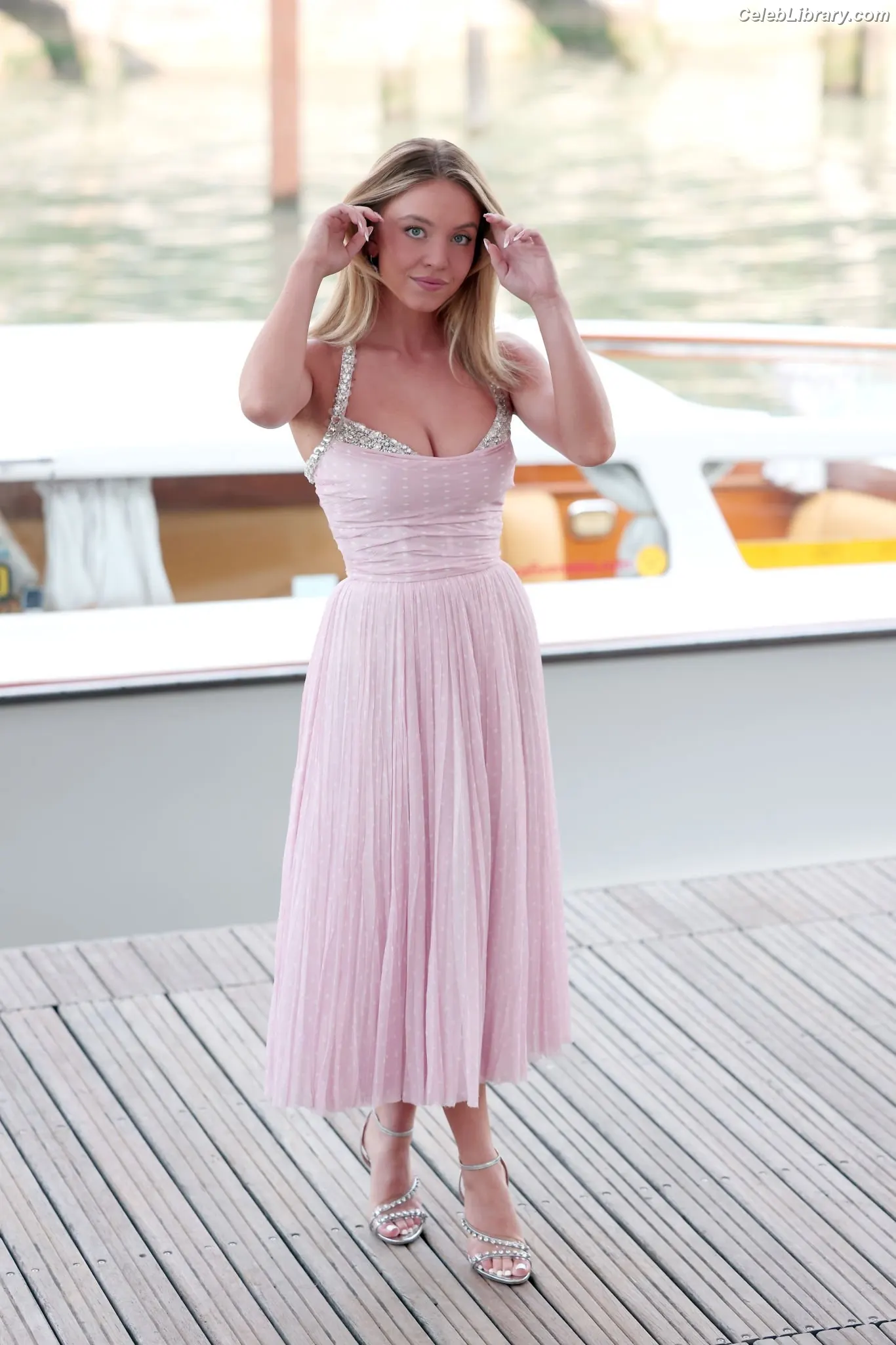 Sydney Sweeney photo 12 of 12030