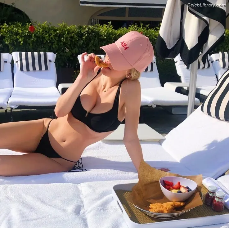 Sydney Sweeney photo 3 of 12030