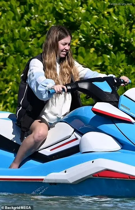 Sydney Sweeney photo 11 of 12030