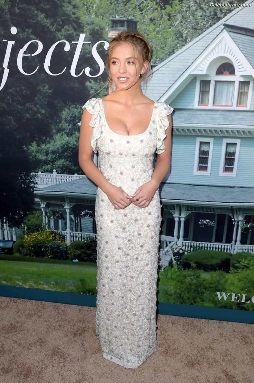 Sydney Sweeney photo 18 of 12030