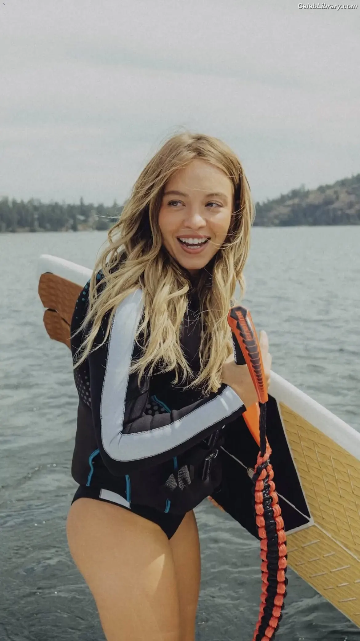 Sydney Sweeney photo 21 of 12030