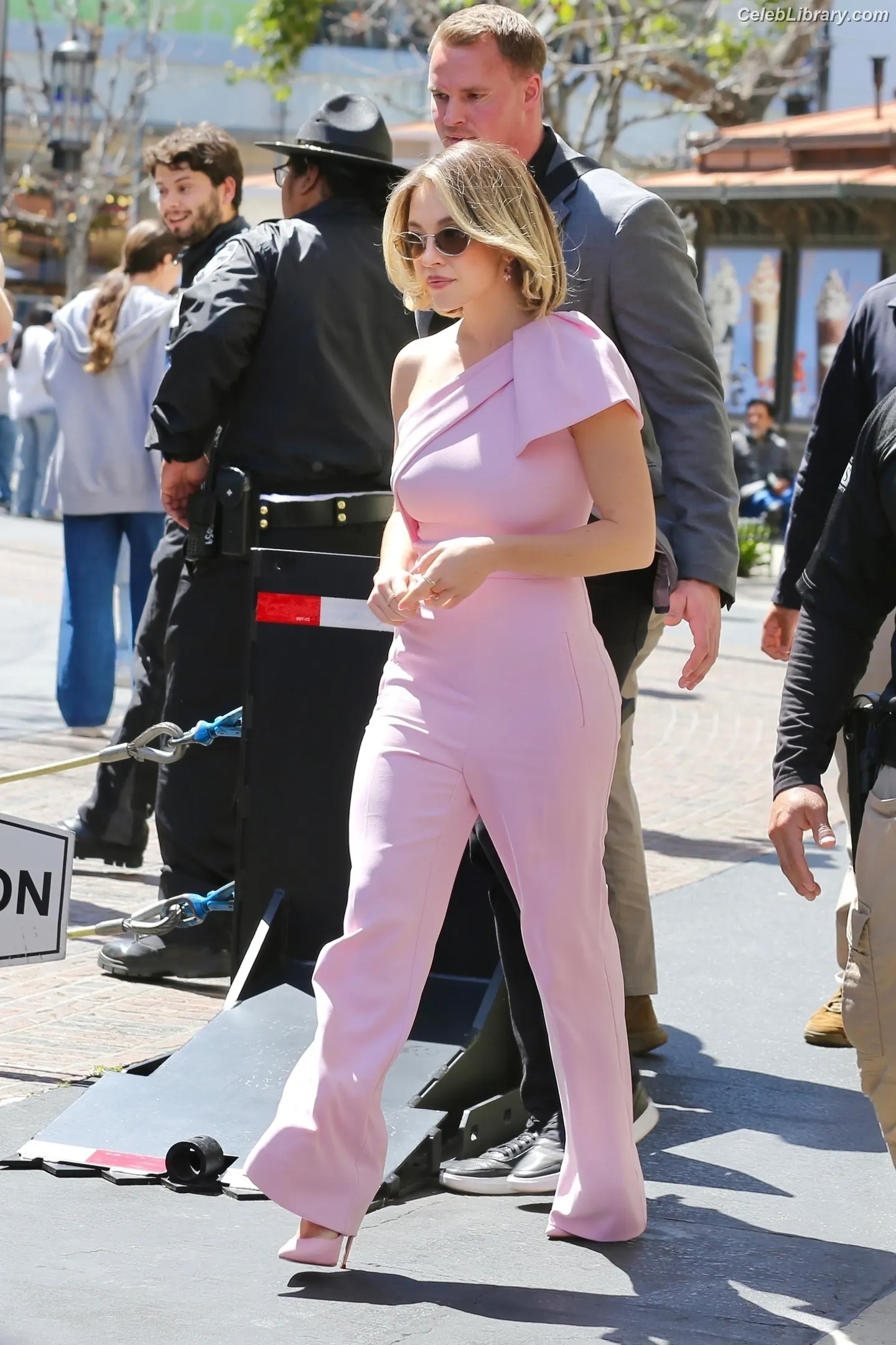 Sydney Sweeney photo 16 of 12030