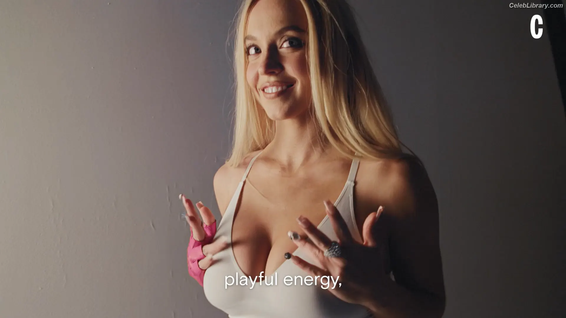 Sydney Sweeney photo 1 of 12030