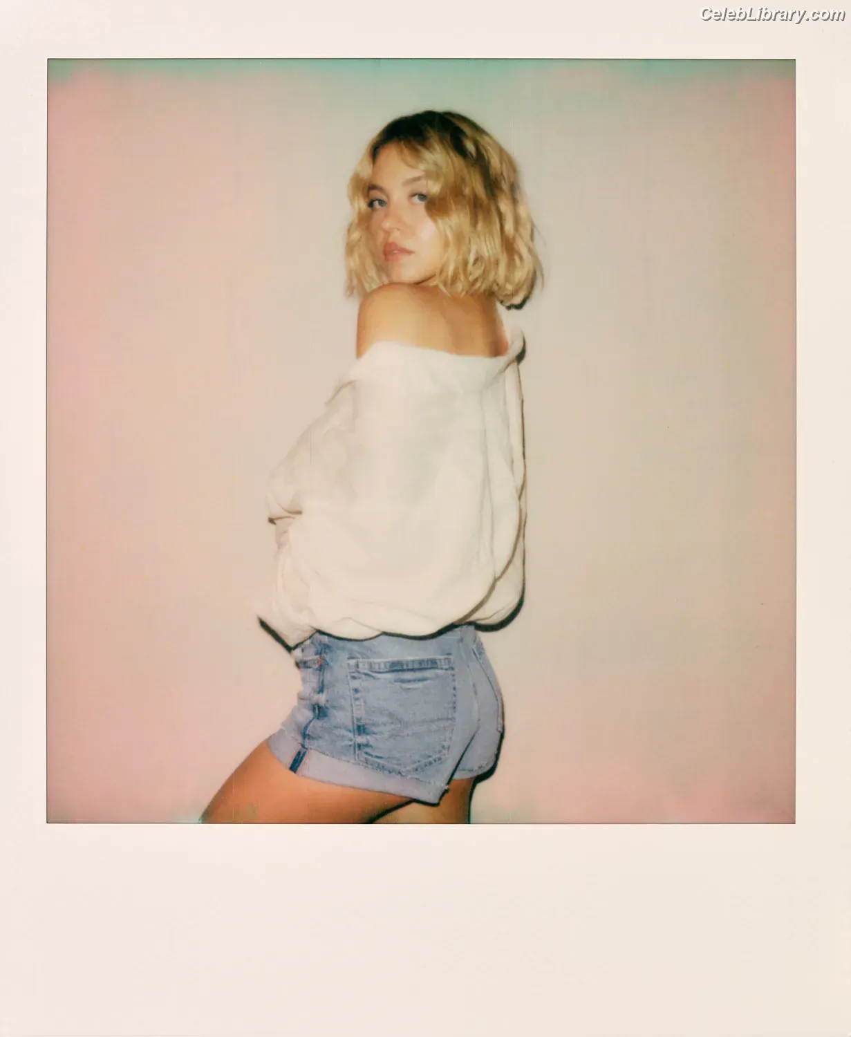 Sydney Sweeney photo 1 of 12030
