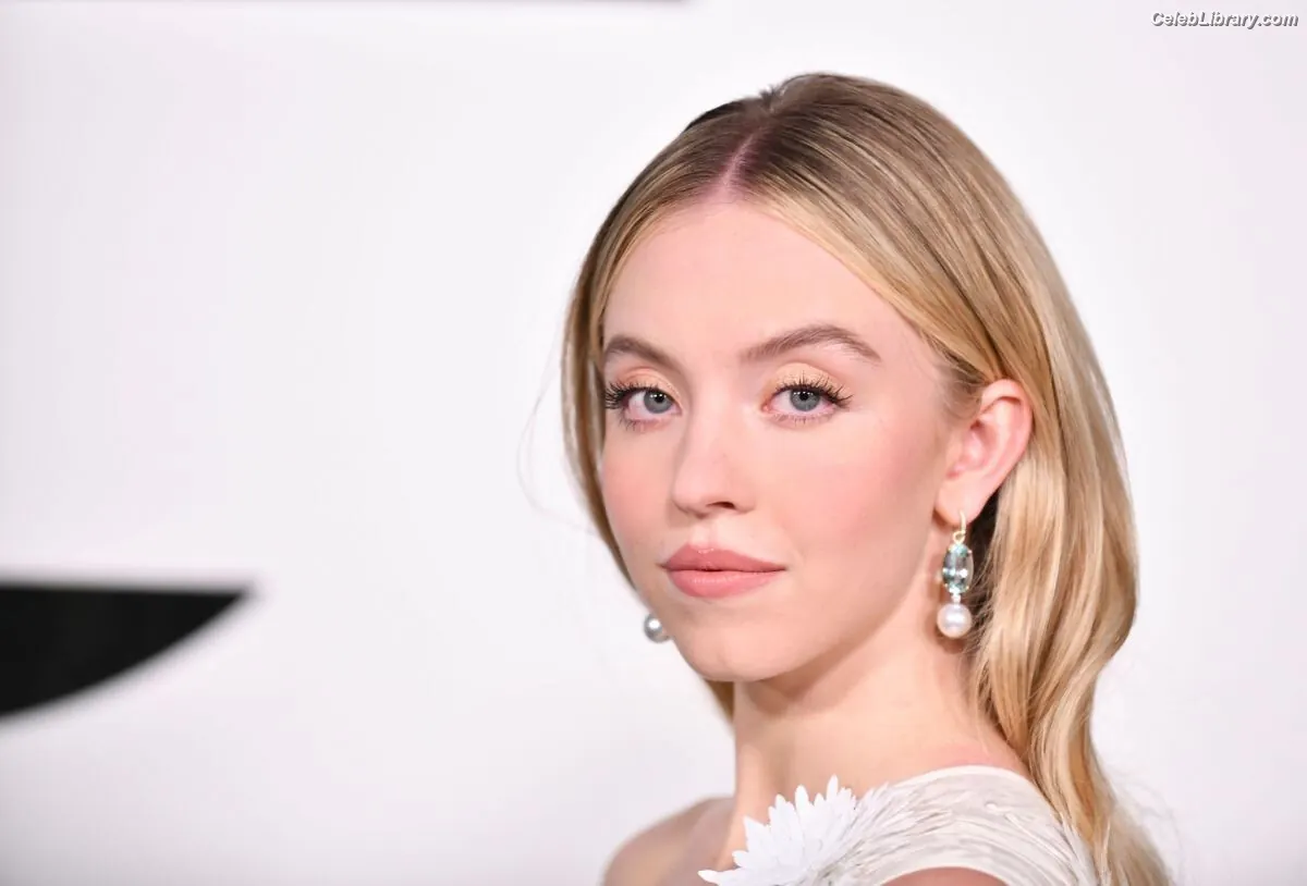 Sydney Sweeney photo 20 of 12030