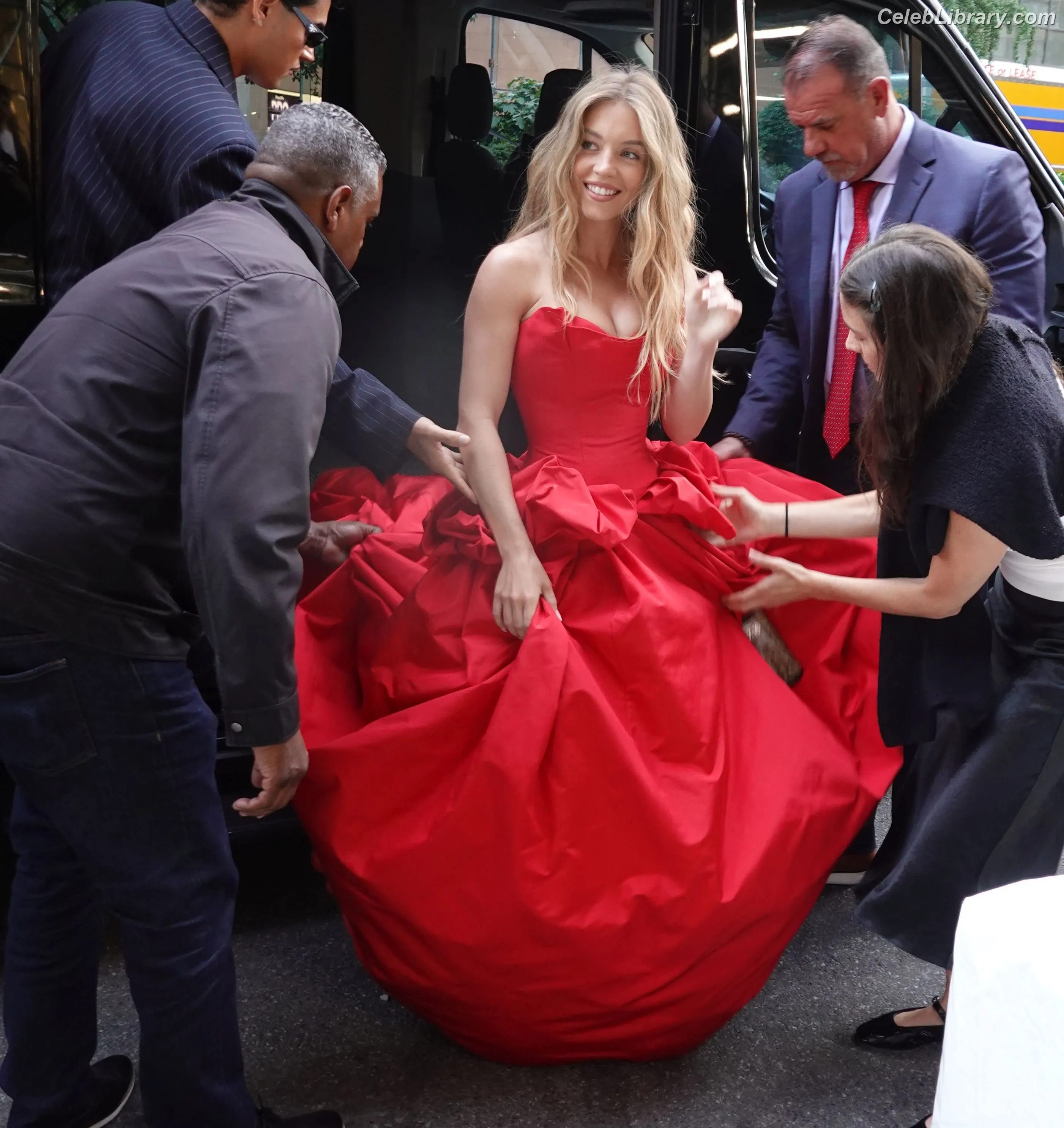 Sydney Sweeney photo 19 of 12030