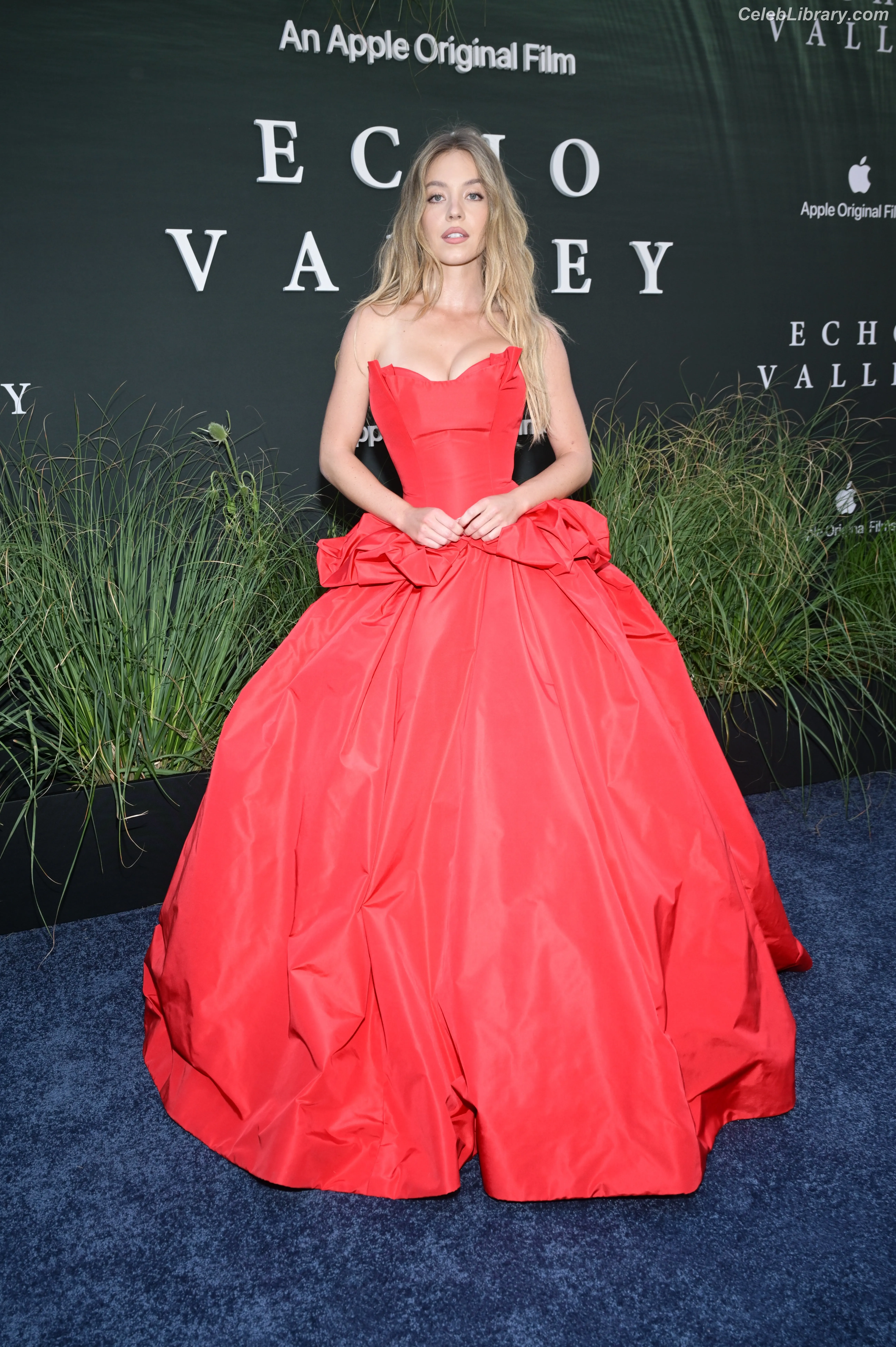 Sydney Sweeney photo 3 of 12030