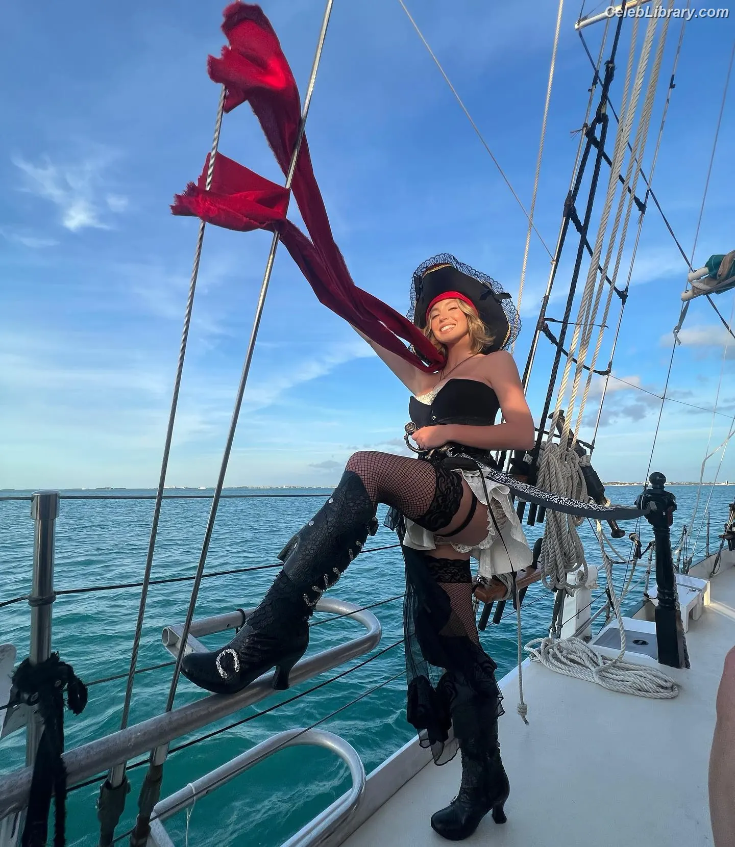 Sydney Sweeney photo 2 of 12030