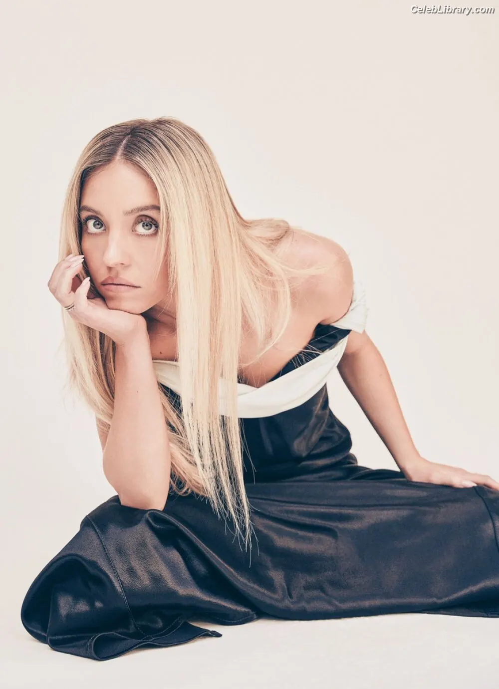 Sydney Sweeney photo 5 of 12030