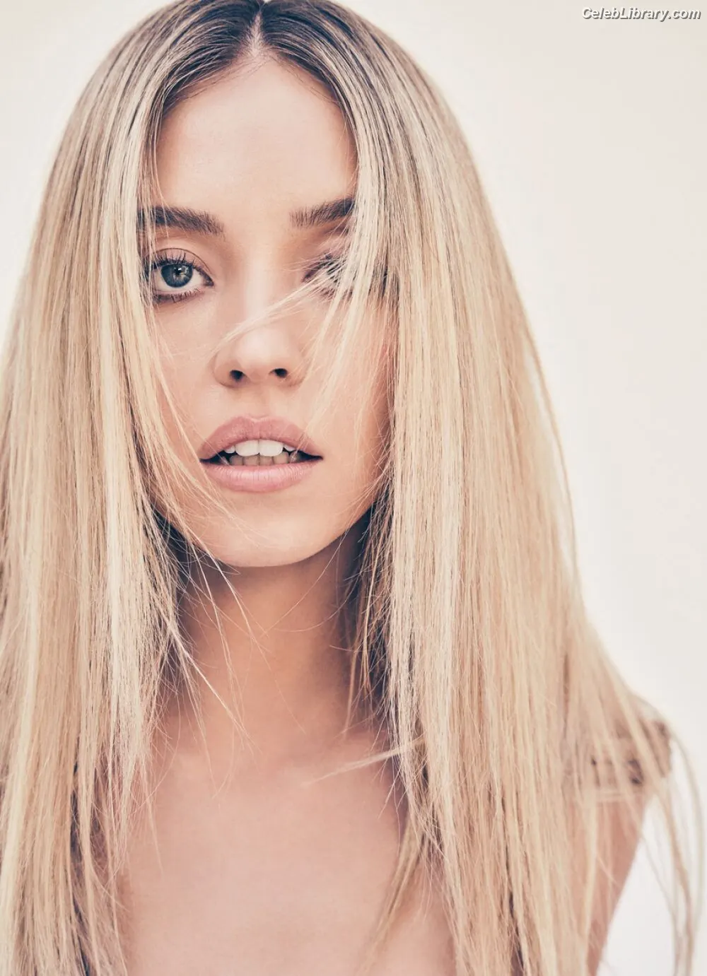 Sydney Sweeney photo 6 of 12030