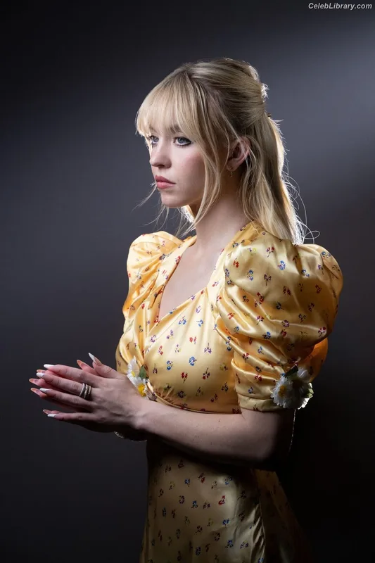 Sydney Sweeney photo 3 of 12007