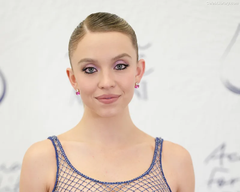 Sydney Sweeney photo 21 of 12007