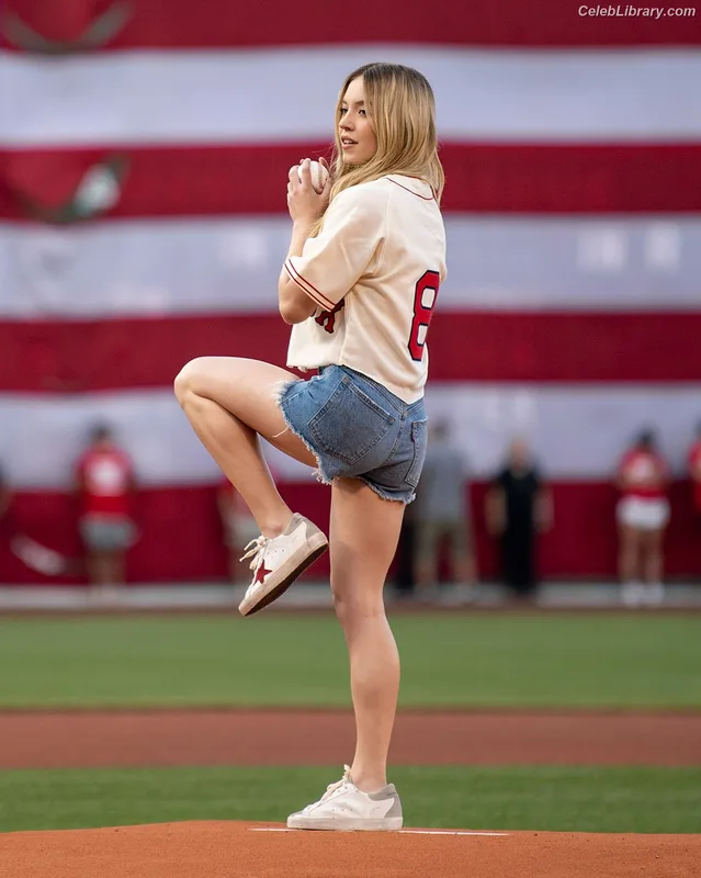 Sydney Sweeney photo 16 of 12007