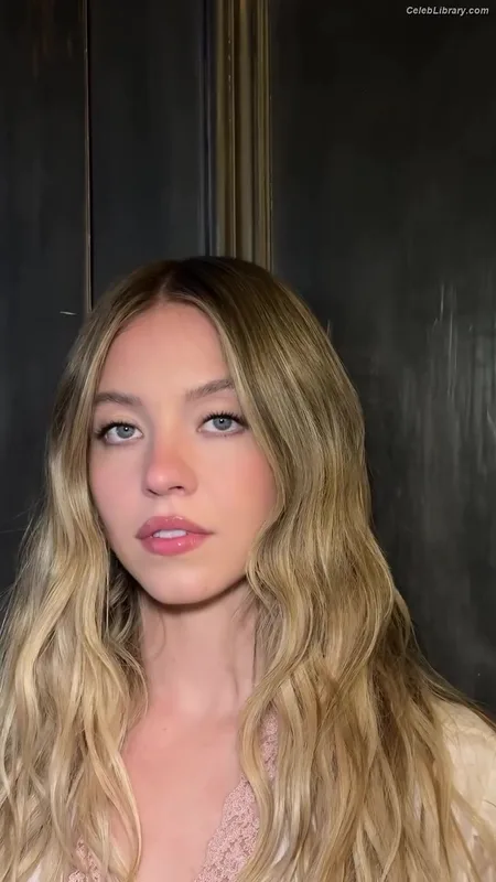 Sydney Sweeney photo 2 of 12007