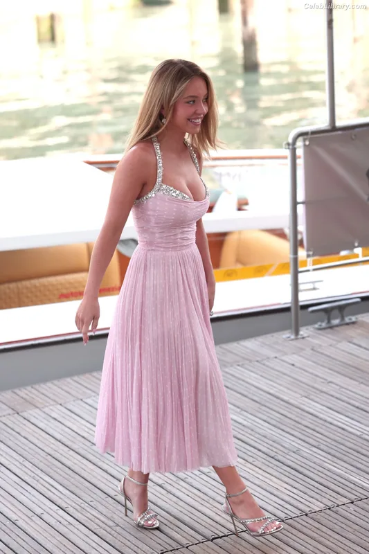Sydney Sweeney photo 11 of 12007