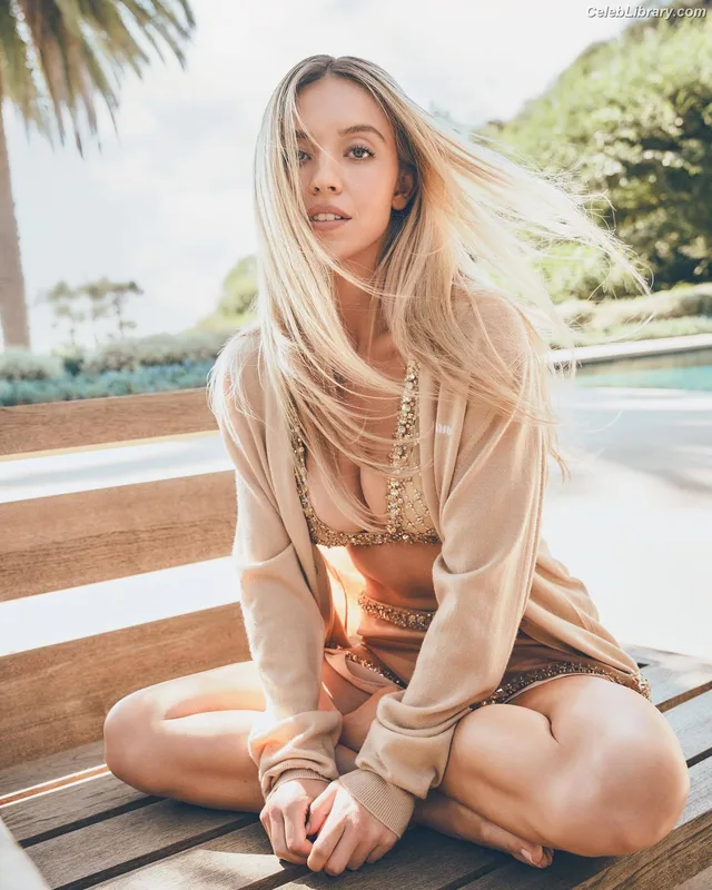 Sydney Sweeney photo 12 of 12007