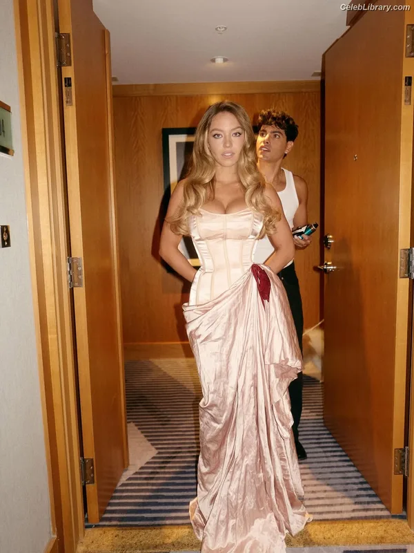 Sydney Sweeney photo 11 of 12007