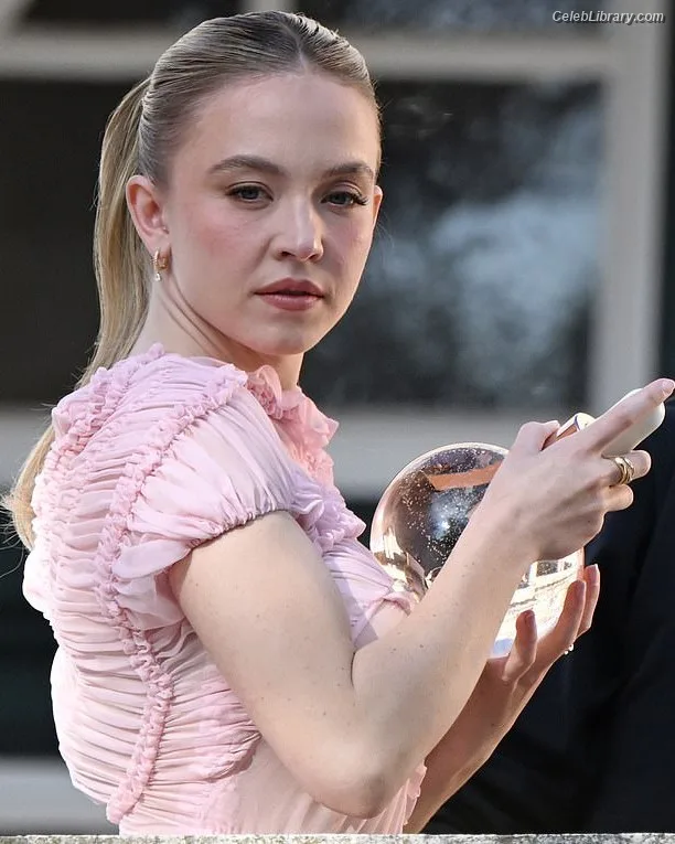 Sydney Sweeney photo 1 of 12007