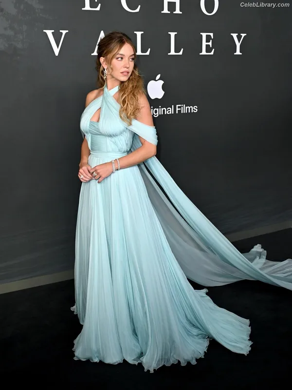 Sydney Sweeney photo 2 of 12007