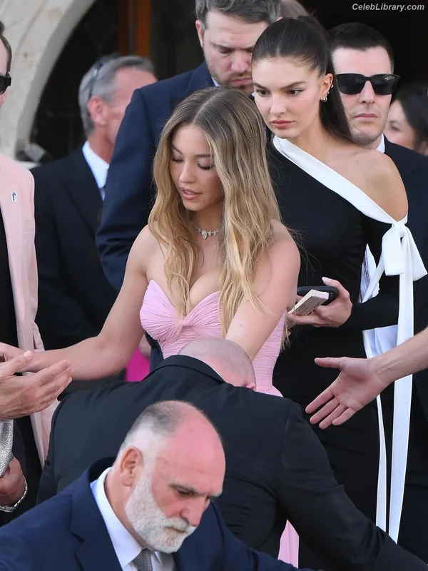 Sydney Sweeney photo 4 of 12007