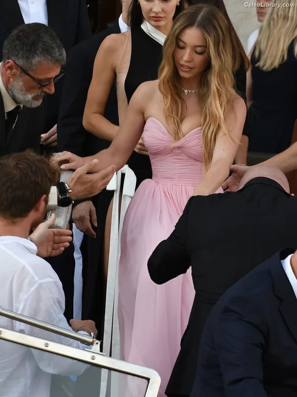 Sydney Sweeney photo 8 of 12007