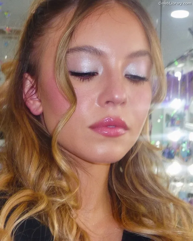 Sydney Sweeney photo 11 of 12007