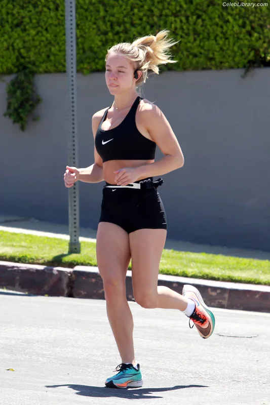 Sydney Sweeney photo 1 of 12007