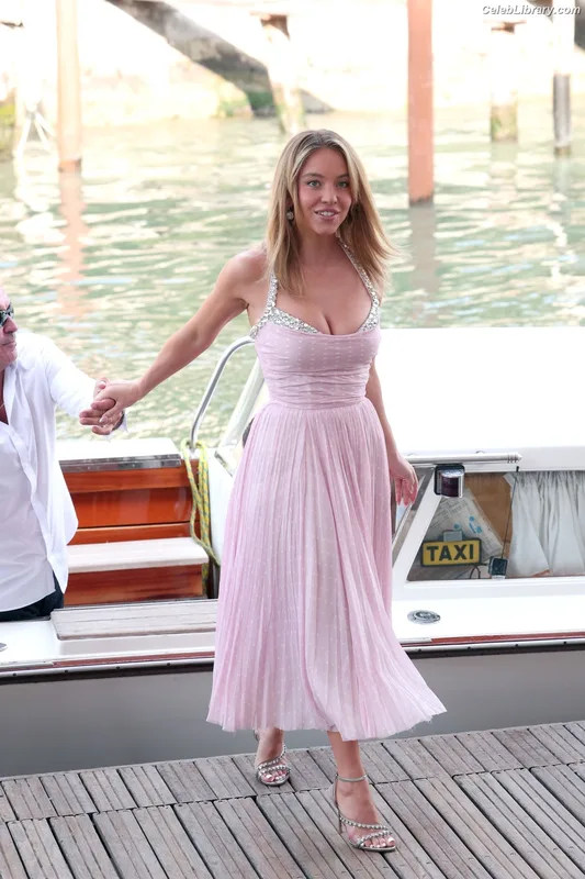 Sydney Sweeney photo 15 of 12007
