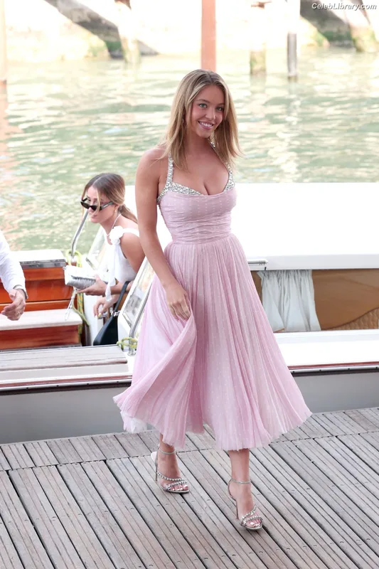 Sydney Sweeney photo 16 of 12007