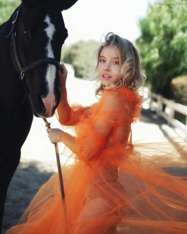 Sydney Sweeney photo 4 of 12007