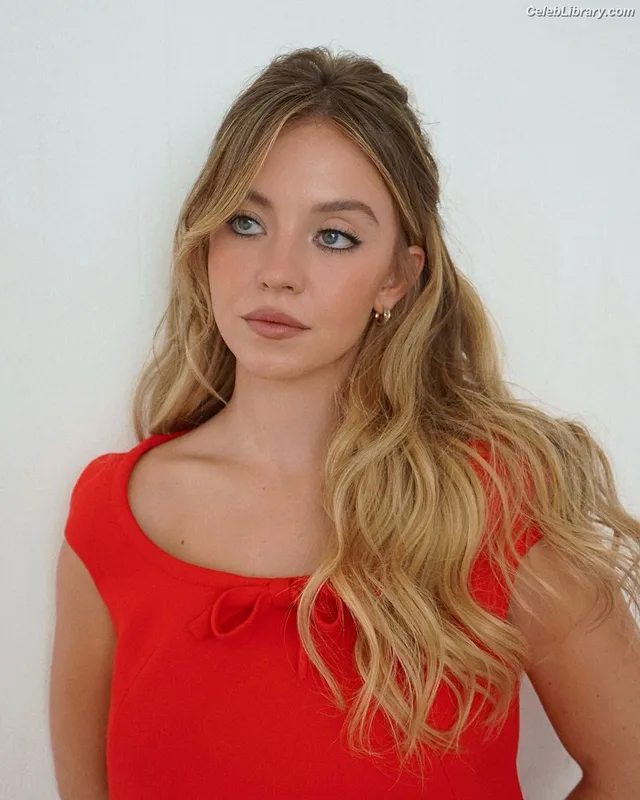 Sydney Sweeney photo 19 of 12007
