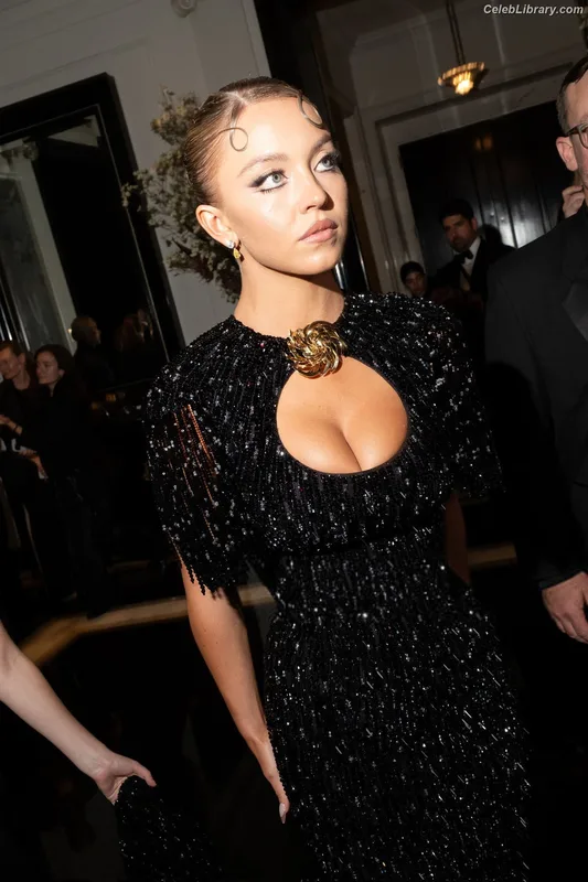 Sydney Sweeney photo 10 of 12007
