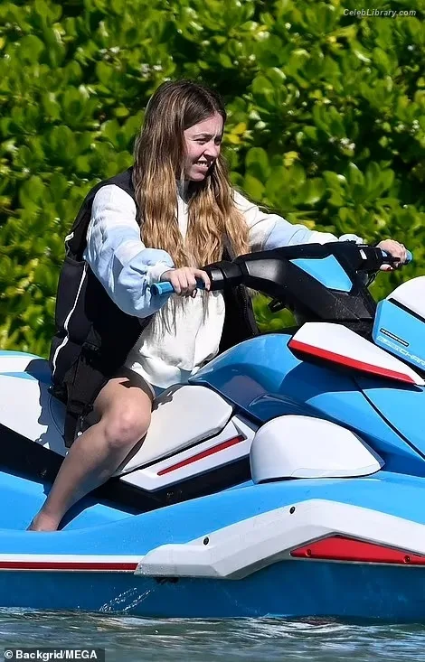 Sydney Sweeney photo 9 of 12007