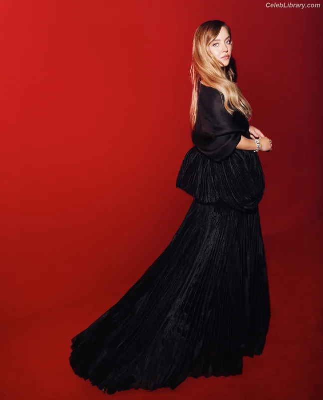 Sydney Sweeney photo 3 of 12007
