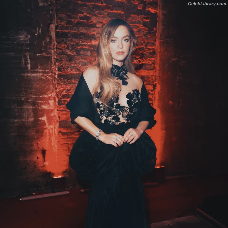 Sydney Sweeney photo 4 of 12007