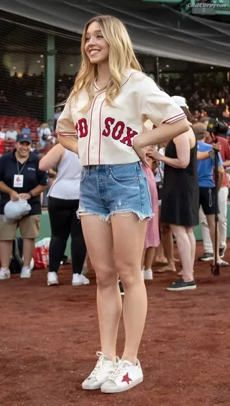 Sydney Sweeney photo 4 of 12007