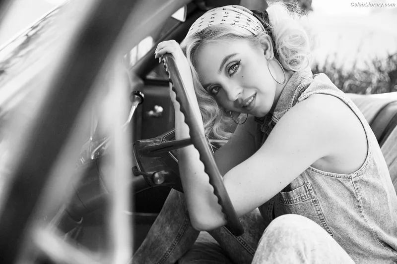 Sydney Sweeney photo 5 of 12007