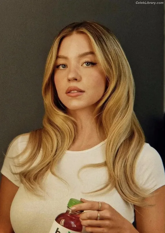 Sydney Sweeney photo 23 of 12007