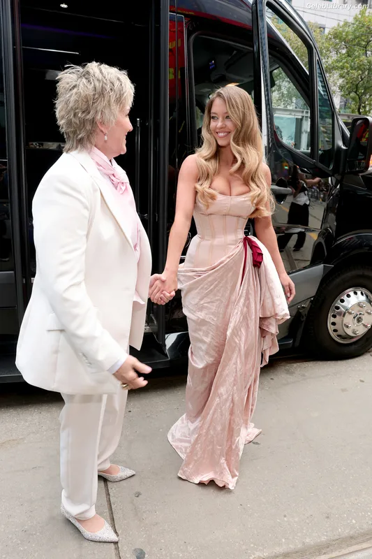 Sydney Sweeney photo 17 of 12007