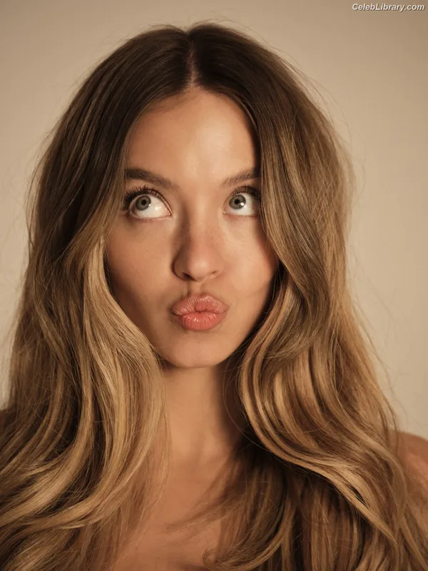 Sydney Sweeney photo 7 of 12007