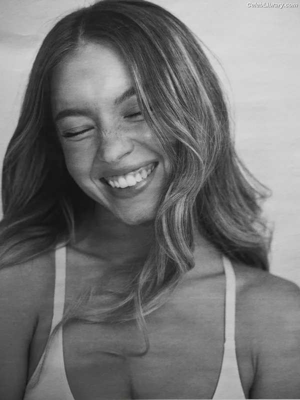 Sydney Sweeney photo 14 of 12007