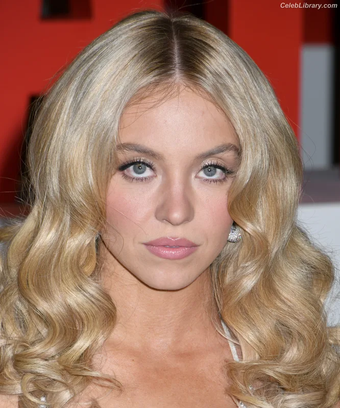 Sydney Sweeney photo 5 of 12007