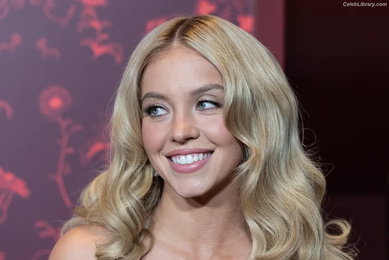 Sydney Sweeney photo 19 of 12007