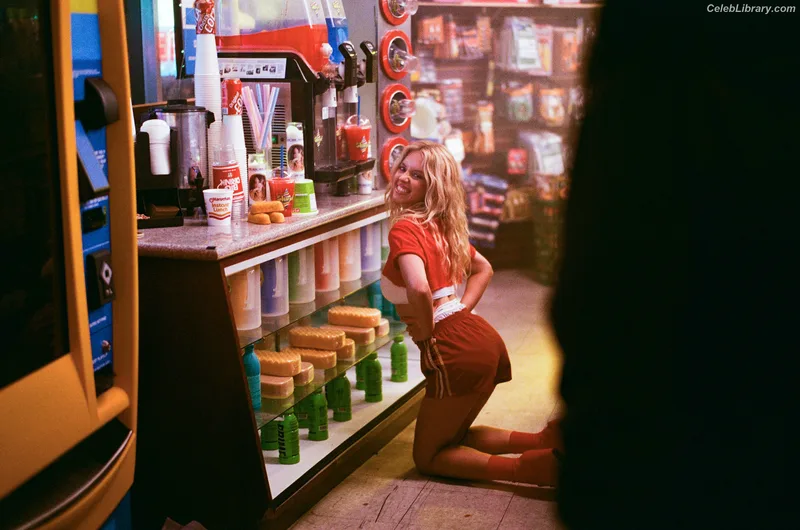 Sydney Sweeney photo 11 of 12007