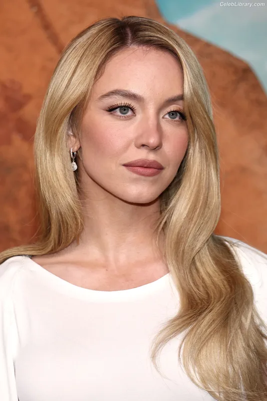 Sydney Sweeney photo 21 of 12007