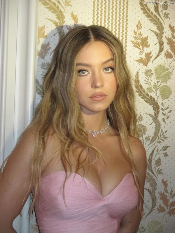 Sydney Sweeney photo 8 of 12007