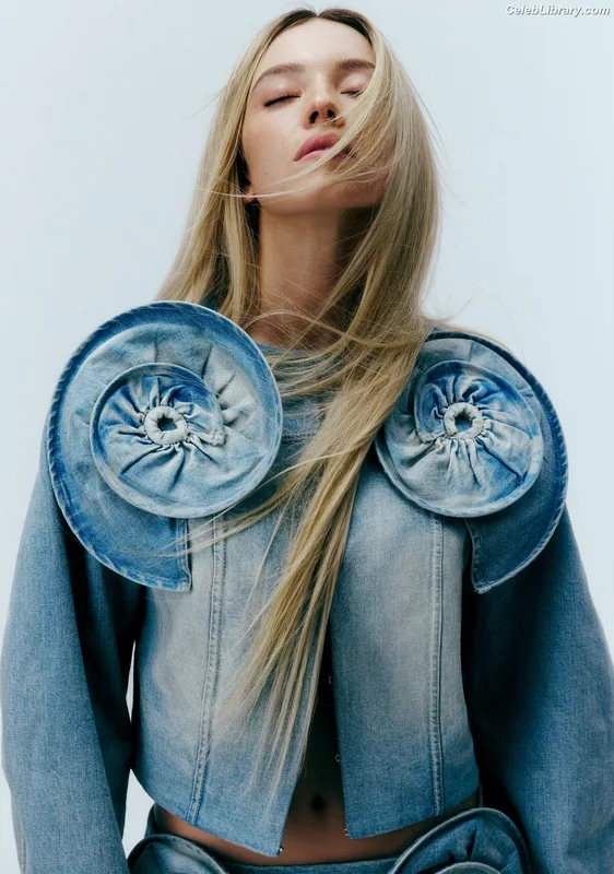 Sydney Sweeney photo 16 of 12007